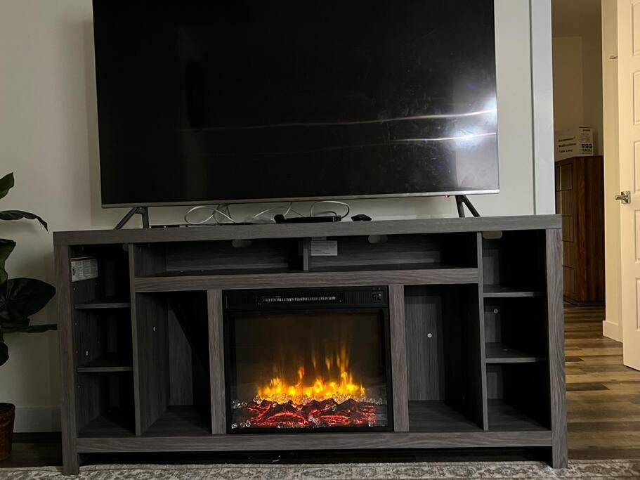 Modern By Spruce Meadows Apartment *