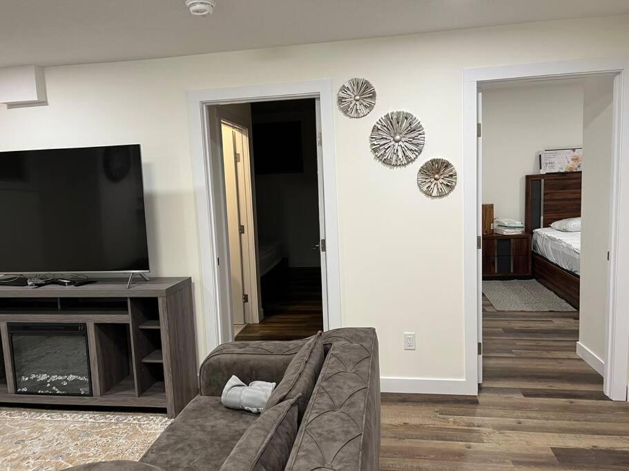 Apartment Modern By Spruce Meadows