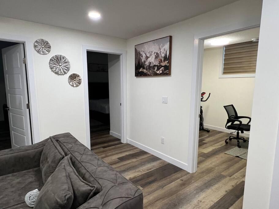 Modern By Spruce Meadows Apartment *