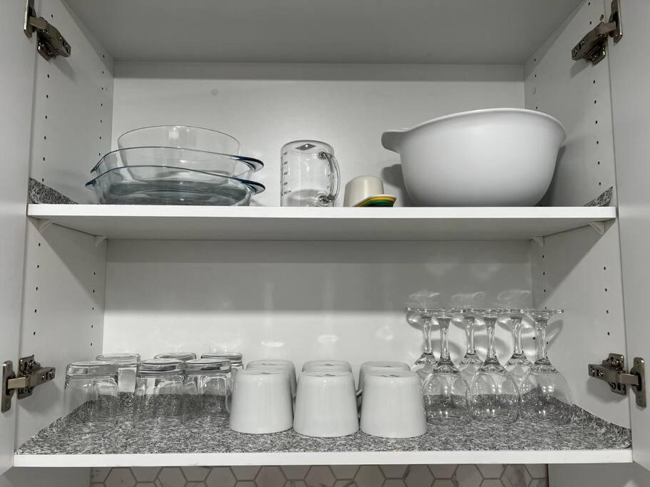 Modern By Spruce Meadows Apartment *